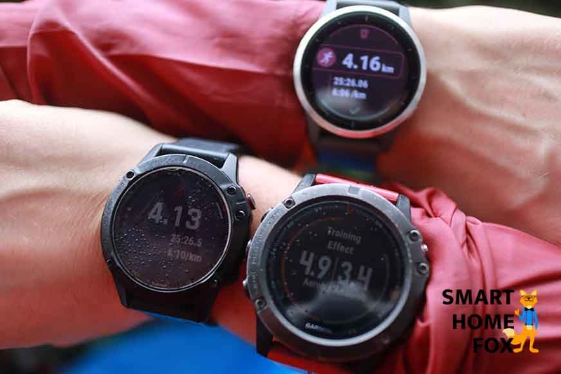 Man sieht verschiedene Garmin Fitnessuhren bei uns im Test.